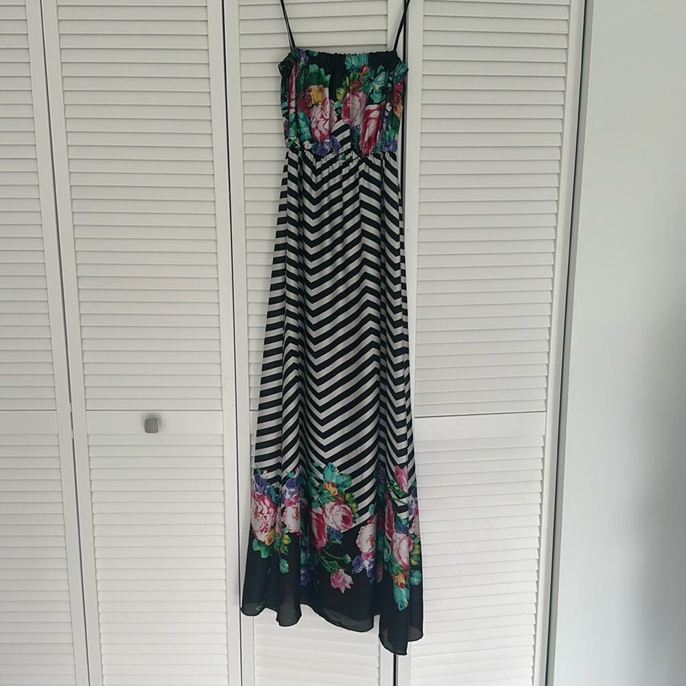 Floral and striped black white dress can be worn as strapless tube dress. XS